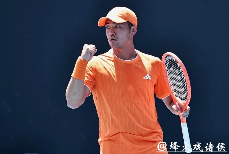 激战三小时拿下澳网正赛首胜,“急先锋”吴易昺开始学会“熬” 激战三小时拿下澳网正赛首胜,“急先锋”吴易昺开始学会“熬”